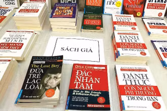 Sách giả các đầu sách của First News - Trí Việt. Ảnh: First News - Trí Việt.