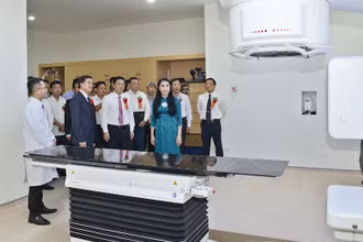 Bí thư Tỉnh ủy Vĩnh Phúc Hoàng Thị Thúy Lan và GS,TS Trần Văn Thuấn – Thứ trưởng Bộ Y tế thăm quan hệ thống máy xạ trị mới