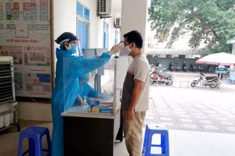Kiểm tra  thân nhiệt người ra vào Bệnh viện đa khoa Hòa Bình.