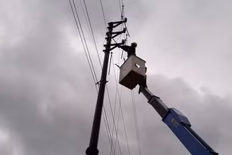 Xí nghiệp dịch vụ Điện lực dùng cẩu chuyên dùng khắc phục sự cố mất điện nhanh chóng