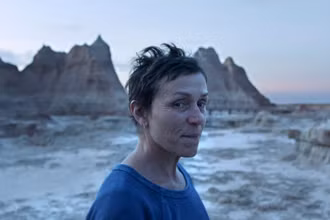 Nữ diễn viên Frances McDormand trong bộ phim giành giải Sư tử vàng "Nomadland".