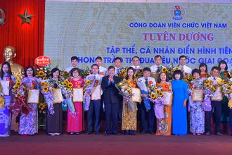 Biểu dương cán bộ, công chức, viên chức, lao động tiêu biểu