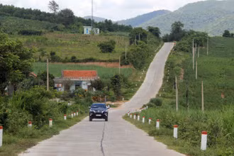 Con đường bê-tông dài 12 km, rộng 6,5m chạy qua các triền đồi ở Cù Lúi.
