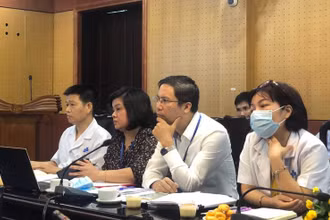Lãnh đạo Bệnh viện Da liễu Trung ương cung cấp thông tin cho báo chí.