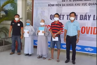 Bệnh viện đa khoa khu vực Quảng Nam trao giấy ra viện cho các BN khỏi bệnh.