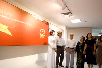 Triển lãm 'Quốc kỳ, Quốc ca, Quốc huy - biểu tượng của lòng tự hào dân tộc Việt Nam' thu hút sự quan tâm của người xem.
