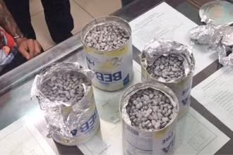 Một lượng lớn ma tuý tổng hợp được giấu trong hộp sữa bột, vận chuyển từ Đức về Việt Nam tiêu thụ.