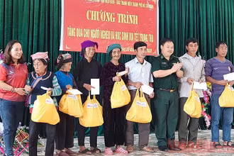 Đại diện đoàn công tác tặng quà các gia đình đồng bào Hà Nhì, xã Sín Thầu tích cực tham gia bảo vệ đường biên cột mốc.