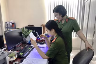 Công an Quảng Ninh giám định giấy khám sức khỏe, giấy ra viện làm giả.