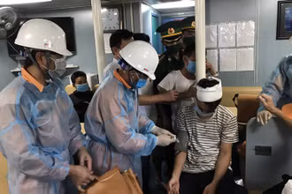 Bệnh nhân được đưa về bờ an toàn.