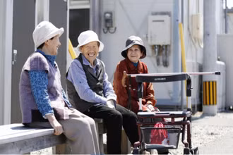 Các cụ bà đang trò chuyện tại tỉnh Kumamoto, tháng 4-2018. (Ảnh: Kyodo News)