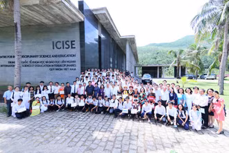 Học sinh, sinh viên hai tỉnh Bình Định, Phú Yên nhận Học bổng Vallet năm 2020, với các đại biểu tại Trung tâm quốc tế Khoa học và Giáo dục liên ngành (tỉnh Bình Định).