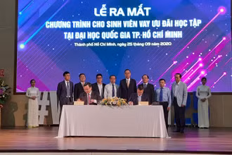 Đại diện VNU-F và Ngân hàng BIDV ký kết biên bản thỏa thuận hợp tác Chương trình cho sinh viên vay ưu đãi học tập với lãi suất 0%.