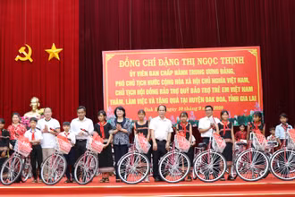 Phó Chủ tịch nước Đặng Thị Ngọc Thịnh trao tặng xe đạp cho các em học sinh nghèo hiếu học huyện Đắk Đoa.