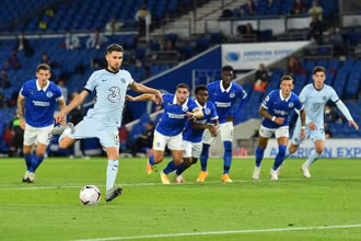 Forginho (áo trắng) sút phạt đền mở tỷ số cho Chelsea.