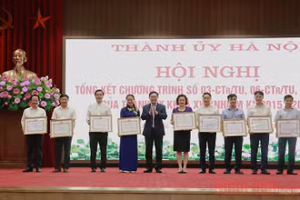 Đồng chí Vương Đình Huệ, Uỷ viên Bộ Chính trị, Bí thư Thành uỷ trao bằng khen cho các tập thể và cá nhân. (Ảnh: Duy Linh)
