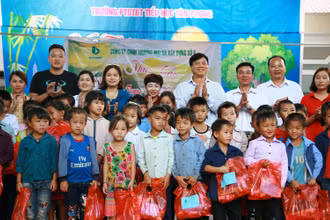 Lãnh đạo Hiệp hội Doanh nghi tỉnh cùng lãnh đạo huyện Nậm Pồ trao quà trung thu cho học sinh xã Si Pha Phìn.