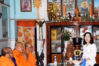 Nhân dịp lễ Đôn-ta, Tết Chnăm Thmây của đồng bào Khmer, nhiều cán bộ lãnh đạo ở Trung ương và tỉnh Bạc Liêu đến thăm, tặng quà các vị sư sãi tại các chùa.