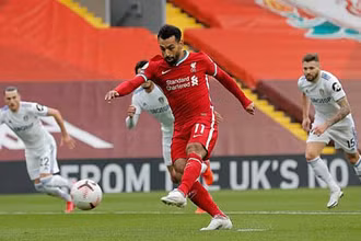 Salah (áo đỏ) lập cú hat-trick giúp Liverpool thắng Leed 4-3.