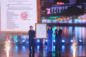 Phó Thủ tướng Trịnh Đình Dũng trao quyết định của Thủ tướng Chính phủ công nhận TP Long Xuyên là đô thị loại 1.