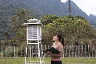 Quan trắc viên tại trạm Hồi Xuân, Thanh Hóa (Ảnh: KTTV).