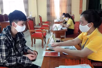 Chi trả tiền hỗ trợ dịch Covid-19 ở Thanh Hóa (Ảnh minh họa: Mai Luận).
