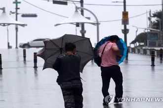 Người dân di chuyển trên đường phố Busan, Hàn Quốc. (Ảnh: Yonhap)