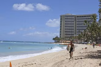 Du khách đến Hawaii từ ngày 15-10 sẽ không phải cách ly nếu có xét nghiệm âm tính với Covid-19 (Ảnh: AP)