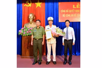 Thượng tá Hồ Việt Triều (giữa) nhận hoa và quyết định bổ nhiệm của Bộ trưởng Công an.