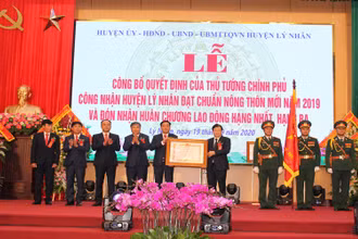 Phó Thủ tướng Chính phủ Trịnh Đình Dũng trao Huân chương Lao động hạng Nhất cho huyện Lý Nhân. 