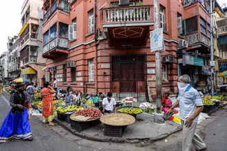 Người dân đeo khẩu trang khi đến khu chợ rau quả tại Kolkata, Ấn Độ, ngày 15-9. (Ảnh: AP)