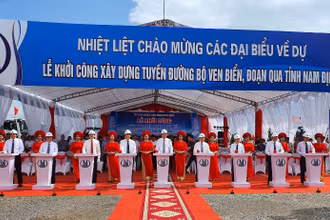 Các đại biểu nhấn nút khởi công dự án xây dựng tuyến đường bộ ven biển đoạn qua tỉnh Nam Định.