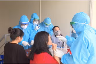 Nhân viên y tế tiến hành lấy mẫu để xét nghiệm Covid-19 cho công dân.
