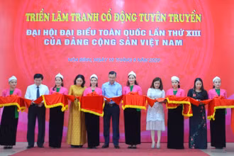 Đại diện lãnh đạo Bộ VH, TT và DL cùng lãnh đạo tỉnh Hòa Bình cắt băng khai mạc triển lãm.