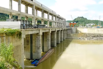 Tàu chở hàng bị đắm chắn ngang cửa van 11 của công trình Thủy điện Sông Lô 8B, gây cản trở việc di chuyển của các phương tiện thủy trên sông.