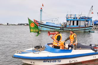 Bộ đội biên phòng Quảng Nam dùng loa cảnh báo tàu thuyền tránh bão số 9. 