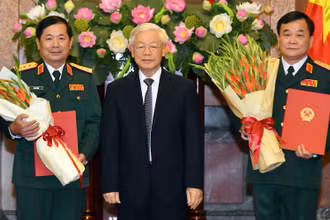 Tổng Bí thư, Chủ tịch nước Nguyễn Phú Trọng, Bí thư Quân ủy T.Ư, Chủ tịch Hội đồng Quốc phòng và An ninh trao Quyết định thăng quân hàm Thượng tướng cho đồng chí Hoàng Xuân Chiến và đồng chí Lê Huy Vịnh.