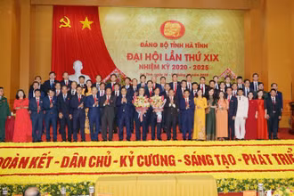 Ban Chấp hành Đảng bộ tỉnh Hà Tĩnh khóa 19 ra mắt Đại hội. 