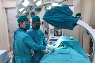 Các bác sĩ Bệnh viện đa khoa Long An thực hiện phẫu thuật đặt máy tạo nhịp cho bệnh nhân N.T.H.