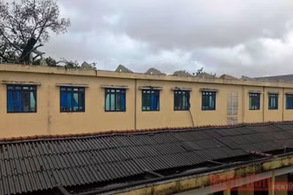 Trường học ở Quảng Ngãi bị tốc mái. (Ảnh: HIỂN CỪ)