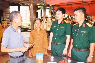 Ủy ban MTTQ Việt Nam tỉnh Gia Lai và Binh đoàn 15 đến chia sẻ trước những mất mát của gia đình chị Vinh.