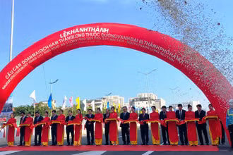 Các đại biểu cắt băng khánh thành công trình cầu cạn Mai Dịch - Nam Thăng Long.