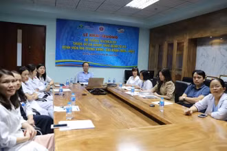 Các bác sĩ hội chẩn trực tuyến ca bệnh. 