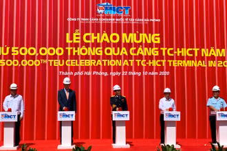 Quang cảnh nhấn nút khởi động lễ đón container thứ 500 nghìn tại Cảng container quốc tế Tân cảng Hải Phòng. 