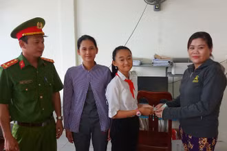 Em Nguyễn Thị Như Ý trao trả số tiền gần 14 triệu đồng cho người đánh rơi. (Ảnh: VŨ CHIẾN).