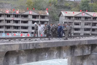 Nhà lãnh đạo Kim Jong-un thị sát khu vực Komdok, tỉnh Nam Hamgyong, ngày 14-10. (Ảnh: KCNA)