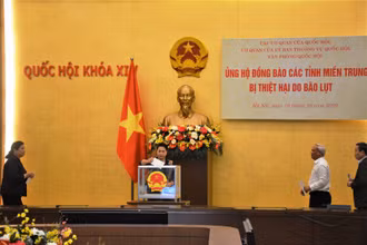 Văn phòng Quốc hội quyên góp ủng hộ đồng bào miền trung. (Ảnh: CHIẾN THẮNG)