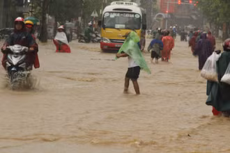 Nước sông Kiên Giang vượt báo động 3, bắt đầu tràn bờ tại huyện Lệ Thủy.