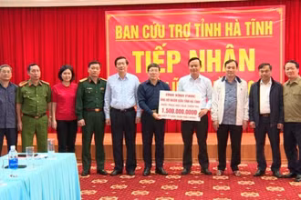 Lãnh đạo tỉnh Vĩnh Phúc trao tặng trao 1,5 tỷ đồng hỗ trợ người dân tỉnh Hà Tĩnh.