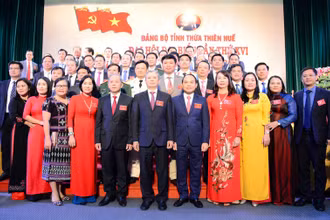 Ban Chấp hành Đảng bộ tỉnh khóa 16, nhiệm kỳ 2020 -2025 ra mắt, nhận nhiệm vụ.